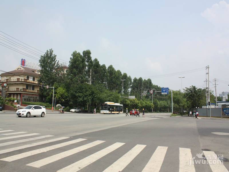 道路:项目旁边就是龙泉到成都市区必经之路之一的成龙大道.