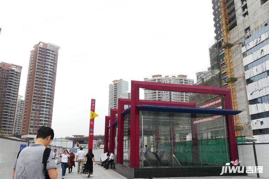 距离项目约390米的新塘地铁站出口