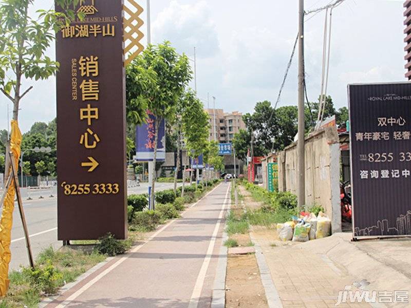 御湖半山实景图图片