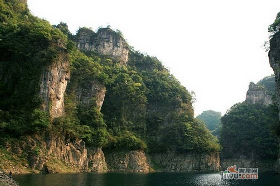 嘉德山居流水人家周邊寬闊水原始森林