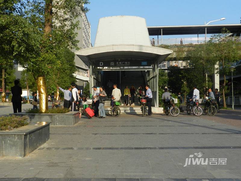 万科大厦龙城广场地铁站,步行到约10来分钟