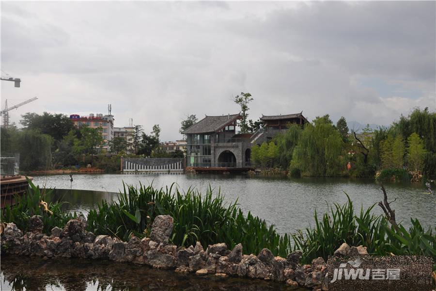 丽月湖岸实景图图片