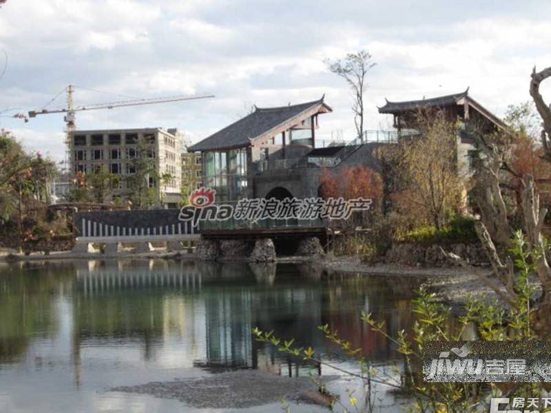 丽月湖岸实景图图片